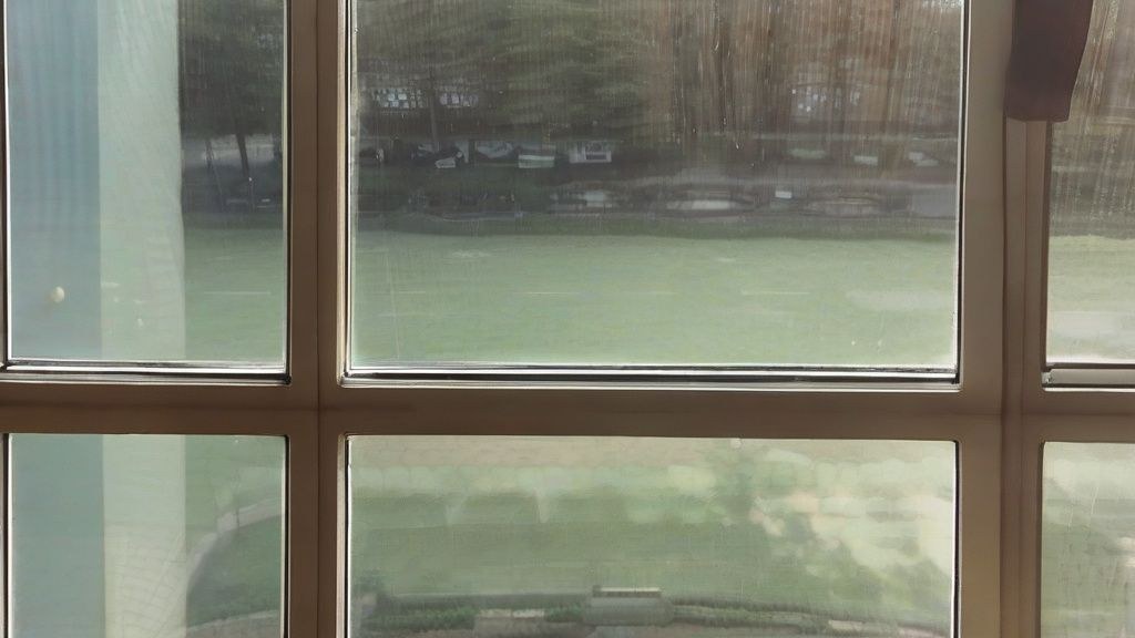 한국 가정집 거실에서 거울을 보며 웃는 연습을 하는 40대 한국 남성