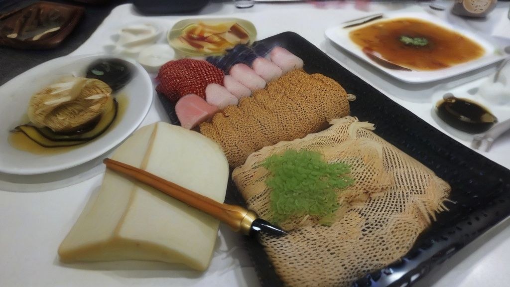 한국인 요리 선수들이 태국 국제요리대회 준비를 위해 주방에서 열정적으로 요리 훈련을 하는 모습