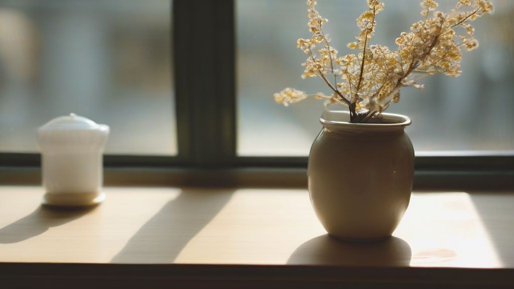 어두운 전시 공간에서 빛을 활용한 미디어 아트 작품이 설치된 모습