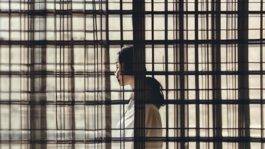 한국 전통 시장에서 판매되는 먹음직스러운 떡볶이와 튀김